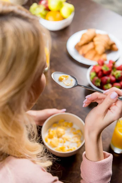 kadın yemek kahvaltı