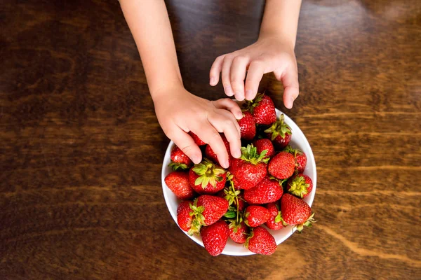 Kids eating strawberries — Stock Photo, Image