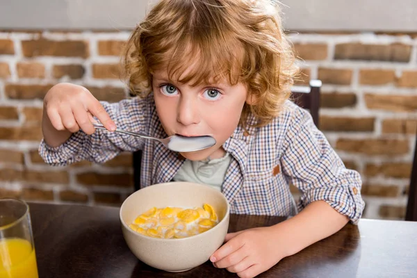 Niño desayunando — Foto de Stock