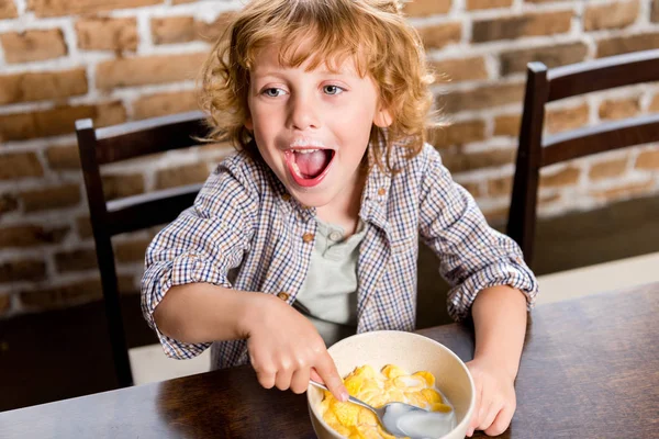 Niño desayunando — Foto de Stock
