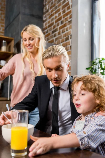 Uomo d'affari con la famiglia al mattino — Foto stock gratuita