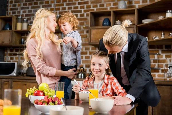 Kahvaltı, mutlu bir aile