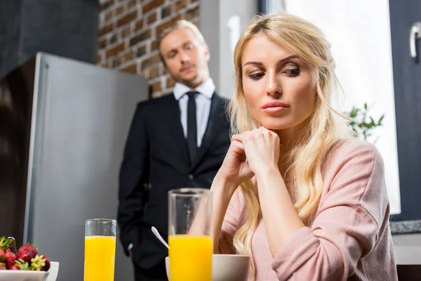 Расстроена женщина с мужем во время завтрака — стоковое фото