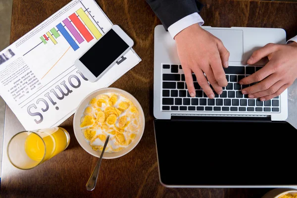 Businessman using laptop — Free Stock Photo