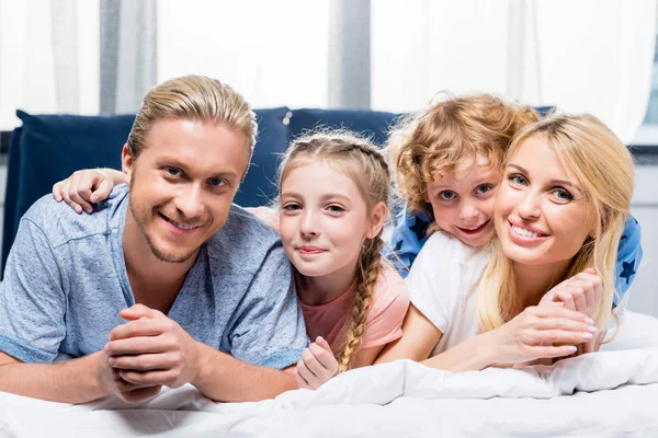 Família feliz na cama — Fotografia de Stock