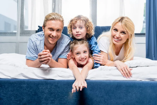 幸福的家庭在床上 — 图库照片