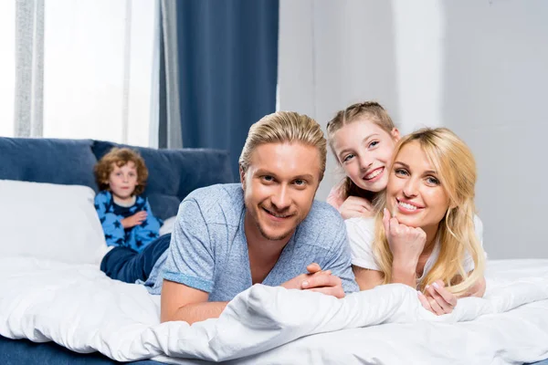 Familia feliz en la cama — Foto de Stock