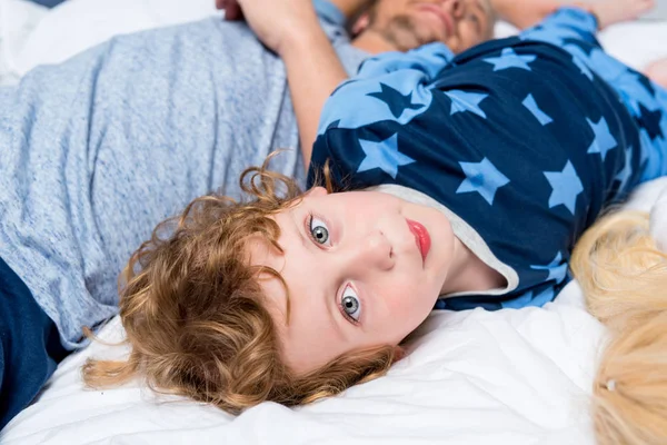 Батьки з дитиною в ліжку — стокове фото