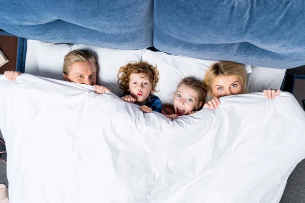 Keluarga bahagia di tempat tidur — Stok Foto