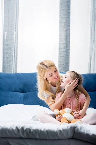 Mãe e filha abraçando — Fotografia de Stock