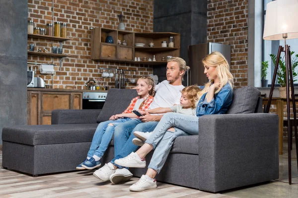 Familie kijken tv — Stockfoto