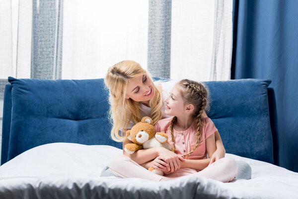 Мать и дочь обнимаются