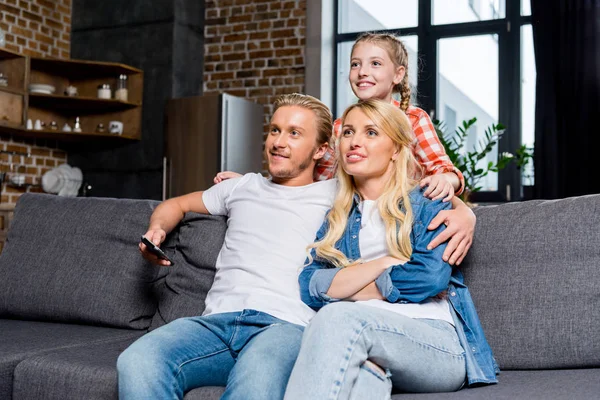 Pais com criança assistindo tv — Fotografia de Stock