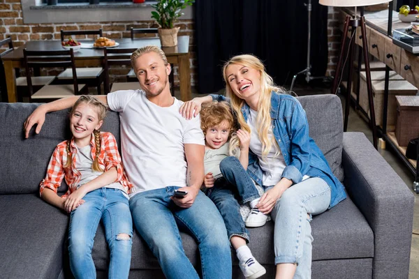 Familia viendo tv — Foto de Stock