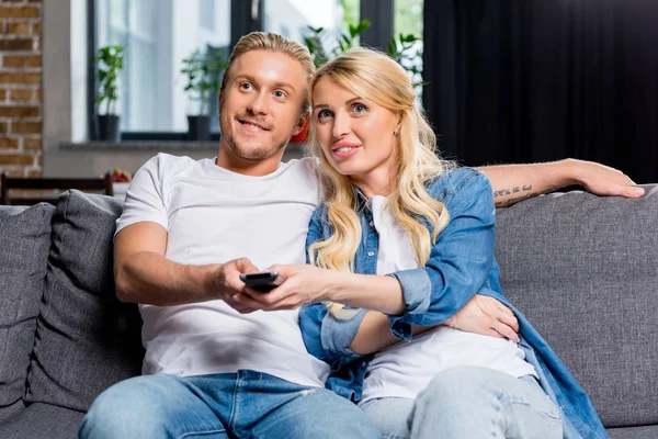 Pareja viendo tv — Foto de Stock