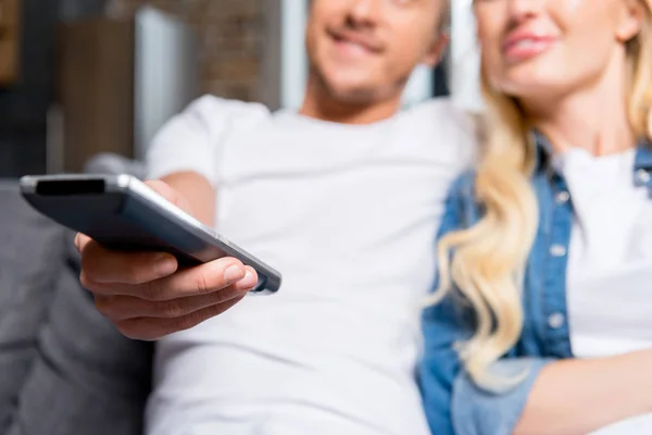 çift televizyon izliyor.