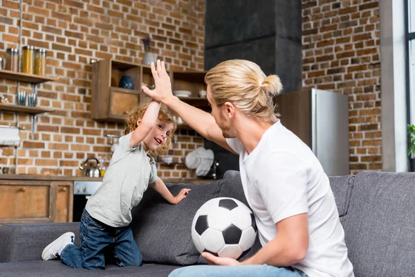 Padre e hijo con balón de fútbol —  Fotos de Stock