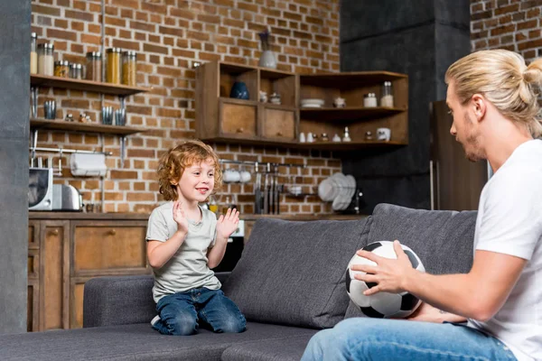 Padre e hijo con balón de fútbol — Foto de stock gratis