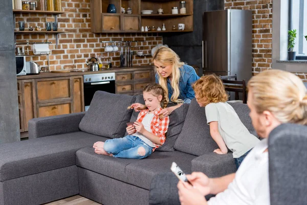 Familia pasar tiempo en casa — Foto de Stock