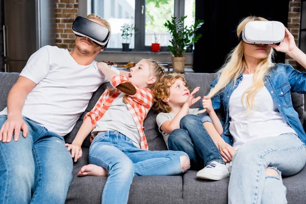 Familie in virtuele werkelijkheid hoofdtelefoons — Gratis stockfoto