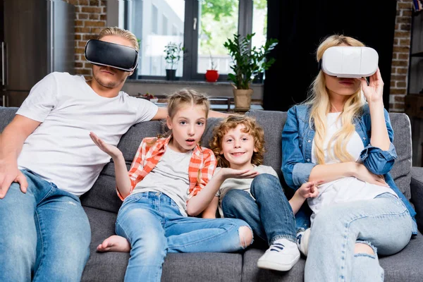 Familie in virtuele werkelijkheid hoofdtelefoons — Stockfoto