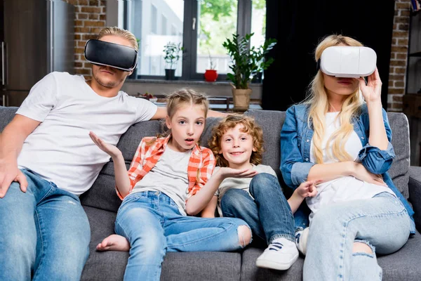 Familie in Virtual-Reality-Headsets — Stockfoto