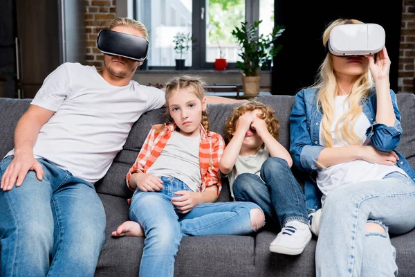 Familie in Virtual-Reality-Headsets — kostenloses Stockfoto