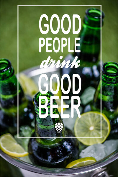 Ведро со льдом и пивными бутылками
