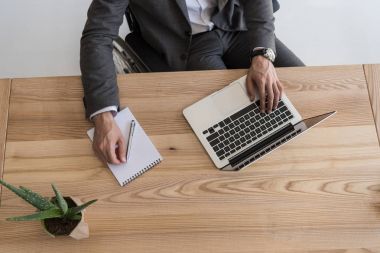 İşyerinde Engelli iş adamı