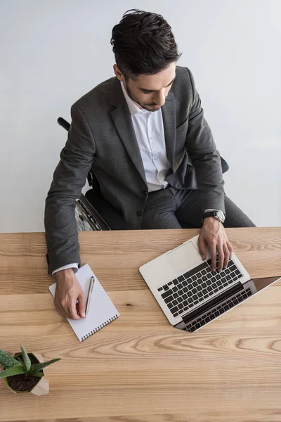 Empresário deficiente no local de trabalho — Fotografia de Stock Grátis