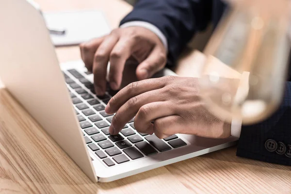 Uomo d'affari digitando sul computer portatile — Foto Stock