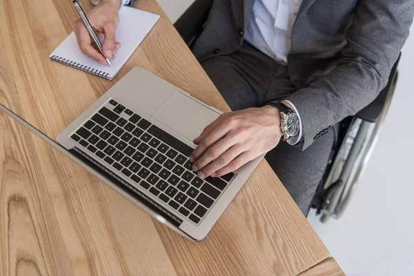 Homme d'affaires handicapé travaillant au bureau — Photo