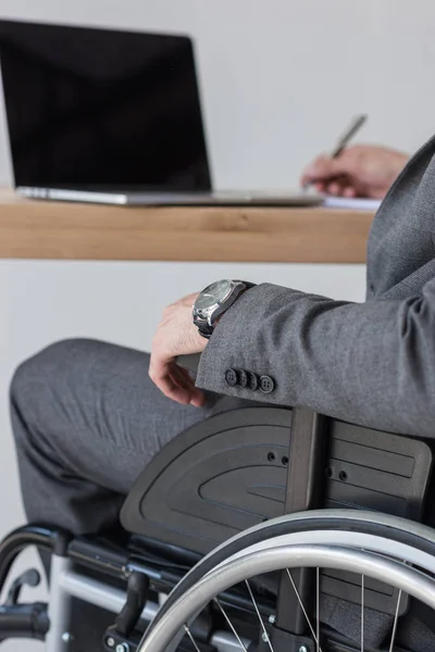 Homme d'affaires handicapé travaillant au bureau — Photo gratuite