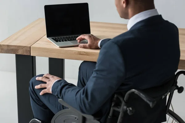 Afrikanischer Geschäftsmann mit Behinderung arbeitet am Laptop — Stockfoto