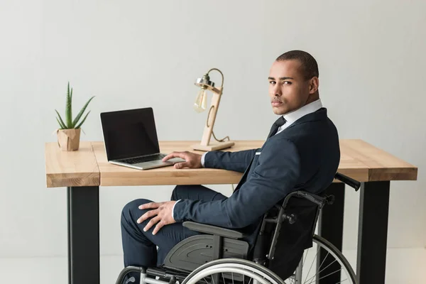 Hombre de negocios afroamericano discapacitado — Foto de Stock