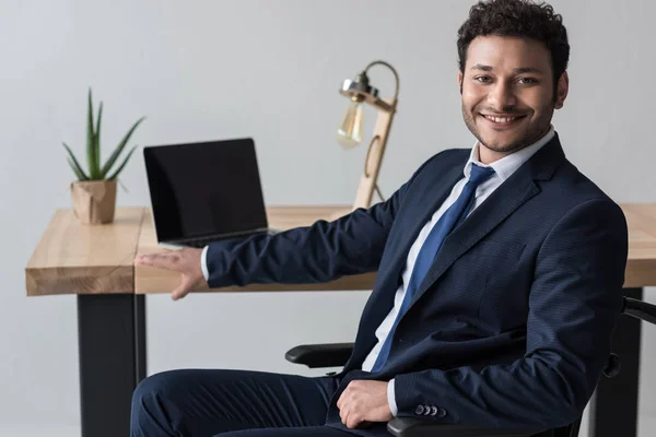 Hombre de negocios afroamericano discapacitado — Foto de Stock