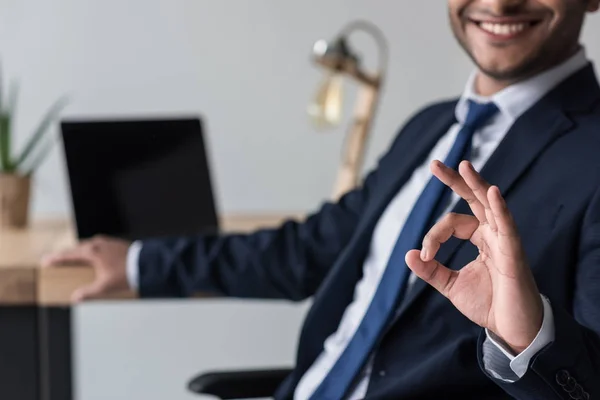 Hombre de negocios discapacitado mostrando signo aceptable —  Fotos de Stock