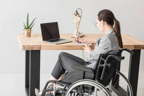 Discapacitado asiático mujer de negocios en oficina — Foto de Stock