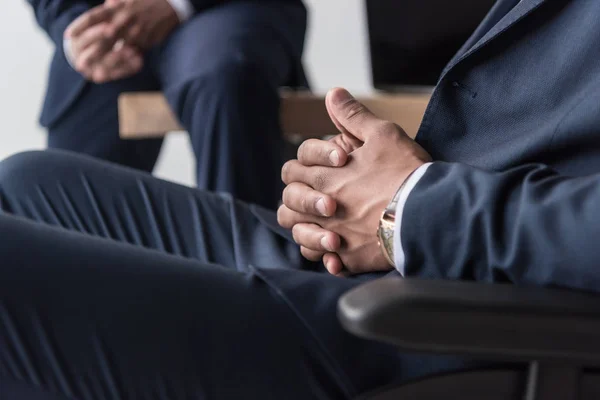 Behinderter Geschäftsmann im Rollstuhl — Stockfoto