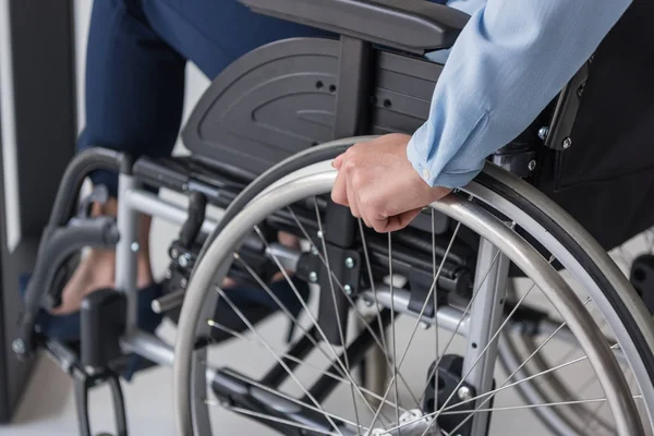 Femme d'affaires handicapée en fauteuil roulant — Photo