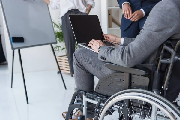 Инвалид бизнесмен, работающий на ноутбуке — стоковое фото
