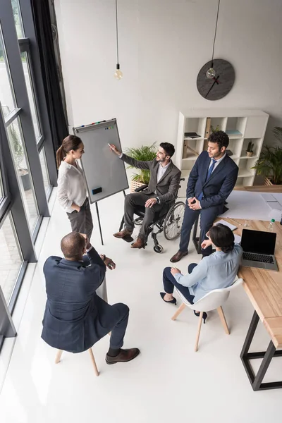 Des gens d'affaires multiculturels discutant de stratégie commerciale — Photo