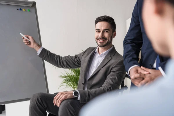 Hombre de negocios discapacitado apuntando a pizarra —  Fotos de Stock