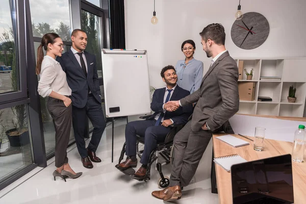 Empresários multiculturais apertando as mãos — Fotografia de Stock