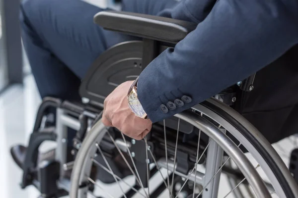 Homme d'affaires handicapé en fauteuil roulant — Photo