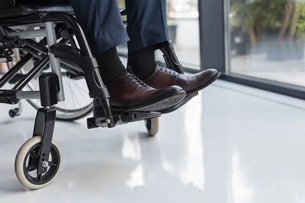 坐轮椅的残疾商人 — 图库照片