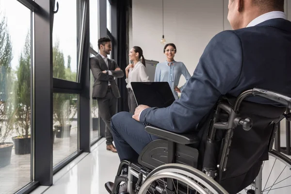 Behinderter Geschäftsmann mit Laptop — Stockfoto