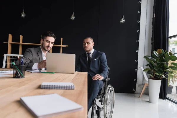 Homens de negócios multiétnicos trabalhando no laptop — Fotografia de Stock