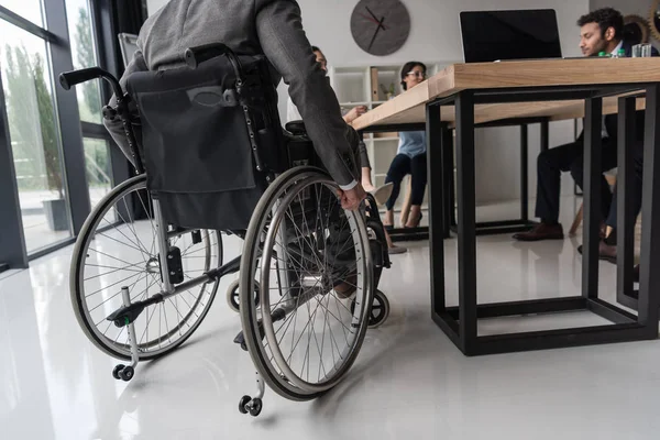 坐轮椅的商人 — 图库照片