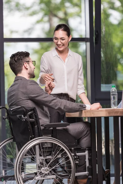 Gente de negocios multiétnicos felices — Foto de Stock